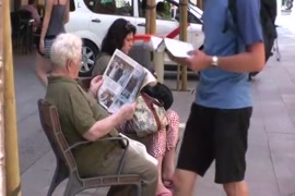 Vídeo de família em praia de nudismo